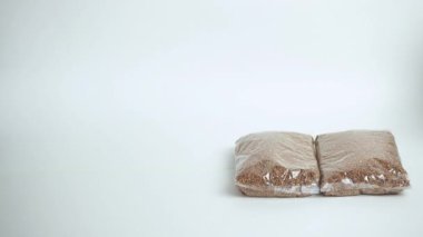 Karabuğday ve tuvalet kağıdı ambalajı. Beyaz izole edilmiş arka plan için bağış kiti. Karantina süresi için gerekli malların kriz önleyici stoku. Yemek teslimatı, koronavirüs. Yiyecek kıtlığı.