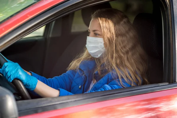Uma Mulher Dirigindo Carro Com Uma Máscara Médica Protetora Luvas — Fotografia de Stock