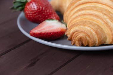 Kahvaltıda çilekli taze kruvasan. Sıcak ev yapımı kekler..