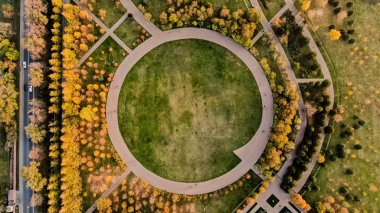 Parktaki bir koşu yolunun kuş bakışı görüntüsü