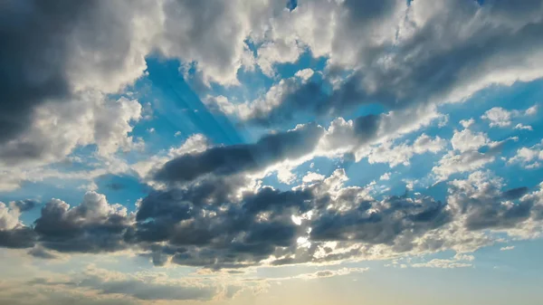 Céu Com Nuvens Exuberantes Com Raios Sol — Fotografia de Stock