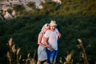 Lavanta bir alanda mutlu çift