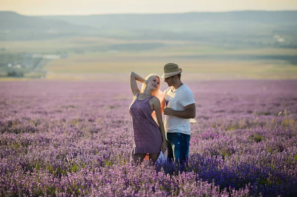 Casal feliz em um campo de lavanda — Fotografia de Stock