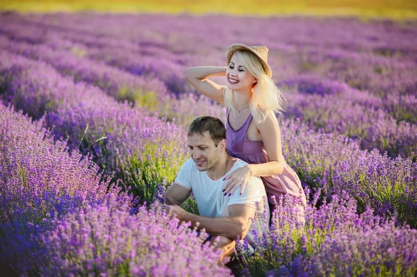 Casal feliz em um campo de lavanda — Fotografia de Stock