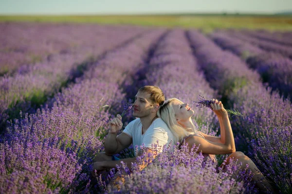 Casal feliz em um campo de lavanda — Fotografia de Stock