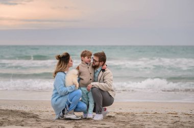 mutlu bir aile bir plajda.