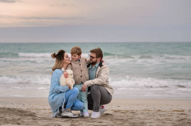 mutlu bir aile bir plajda.