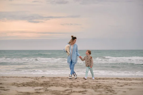 Anya és fia a strandon. — Stock Fotó