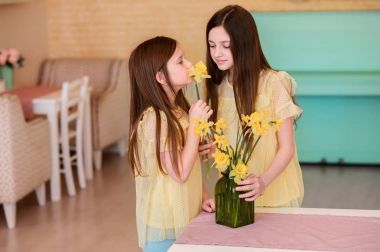 Şafakta kapalı mutlu kızlar