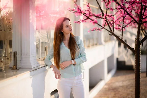 Menina bonita na primavera dia ensolarado ao ar livre — Fotografia de Stock