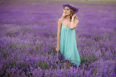 Lavanta tarlasında güzel bir kız