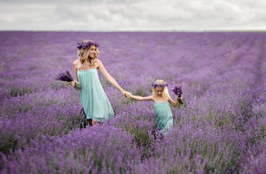 Lavanta bir alanda mutlu bir aile