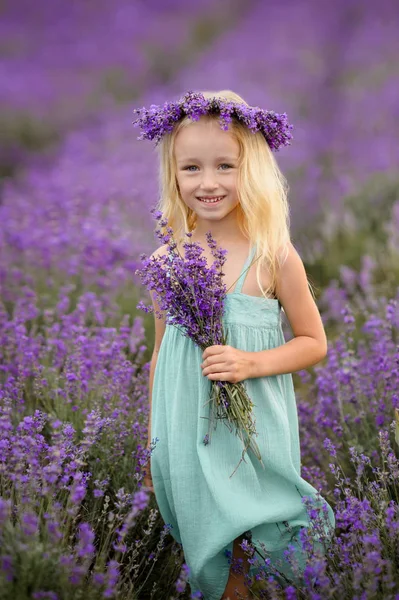 Menina bonita no campo de lavanda — Fotografia de Stock