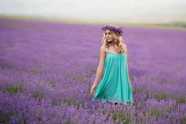 Menina bonita no campo de lavanda — Fotografia de Stock