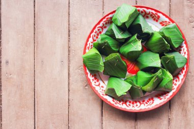 Tay tatlı yapışkan pirinç banan içinde sarılı muhallebi, buğulama.
