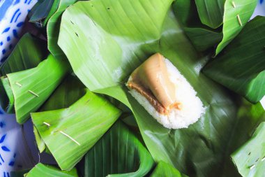 Tay tatlı yapışkan pirinç banan içinde sarılı muhallebi, buğulama.