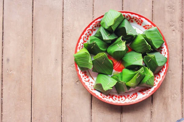 Tay tatlı yapışkan pirinç banan içinde sarılı muhallebi, buğulama.