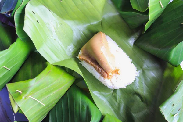 Tajski deser, lepki ryż z kremem na parze, owinięte w banan — Zdjęcie stockowe