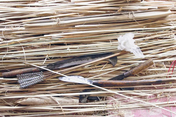Бамбуковая корзина и оборудование для плетения — стоковое фото