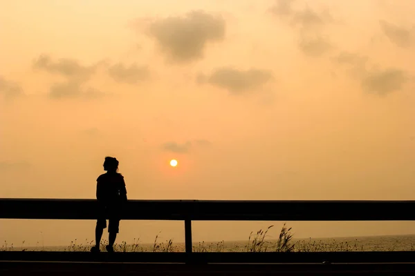 Silhouette of girl in beautiful sunset. — Stock Photo, Image