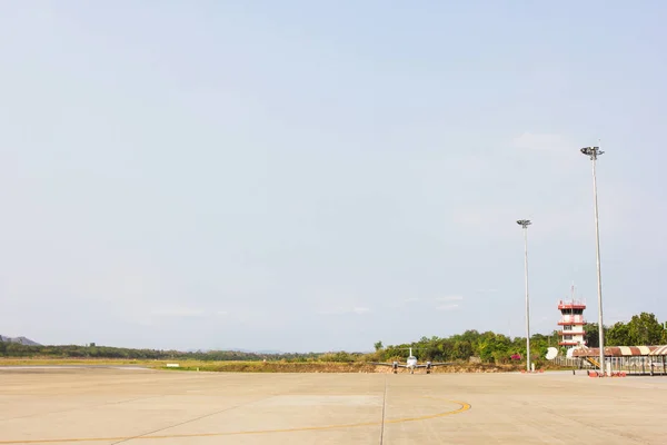 Αεροδρόμιο Nan διάδρομο του ένα μικρό αεροδρόμιο με μερικές πτήσεις, η πτήση του προσγειώθηκε. — Φωτογραφία Αρχείου