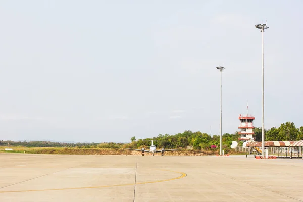 Αεροδρόμιο Nan διάδρομο του ένα μικρό αεροδρόμιο με μερικές πτήσεις, η πτήση του προσγειώθηκε. — Φωτογραφία Αρχείου