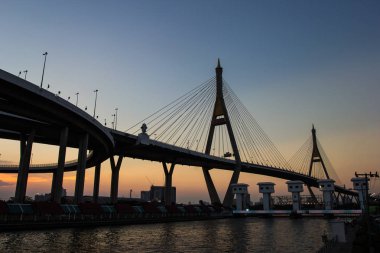 Günbatımı sahne Bhumibol Köprüsü, Bangkok, Tayland