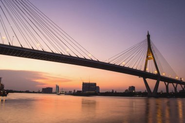Günbatımı sahne Bhumibol Köprüsü, Bangkok, Tayland