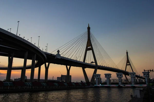 Sonnenuntergangsszene bhumibol bridge, bangkok, thailand — Stockfoto