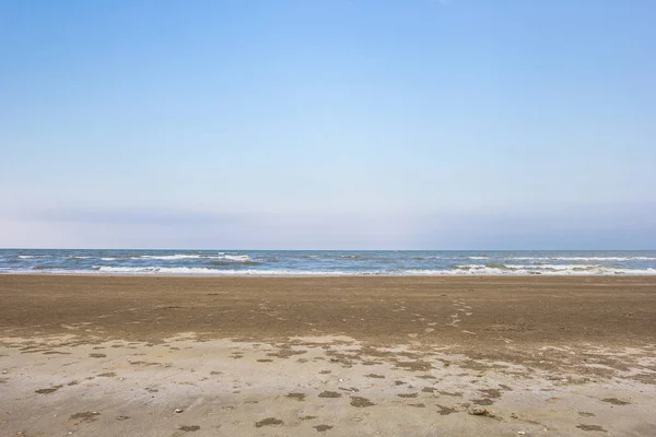 Summer time on sky and sand of beach — Stock Photo, Image