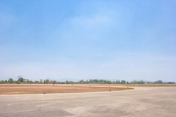 小さな空港の滑走路は、青い空を背景に撮影 — ストック写真