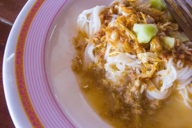 Köri ve sebze ile Pirinç erişte.