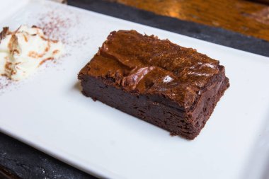 Taze çikolatalı kek yığını beyaz bir tabağa sırt. İle bir 