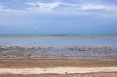 Plaj ve mavi gökyüzü, deniz ve gökyüzü.