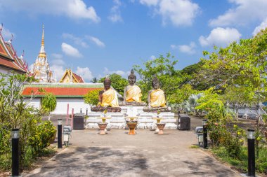 Wat Phra Borommathat Chaiya Worawihan, Chaiya District, Surat Thani province, Güney Tayland antik bir tapınak üç Buda heykeli.