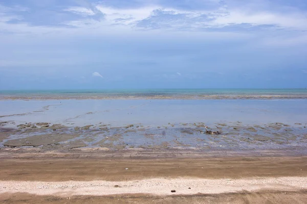 Plaj ve mavi gökyüzü, deniz ve gökyüzü.