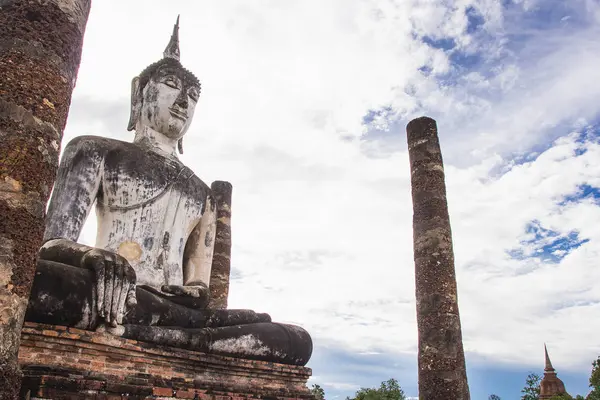 Starý obraz Buddhy ve Wat Mahathat, historický park Sukhothai — Stock fotografie