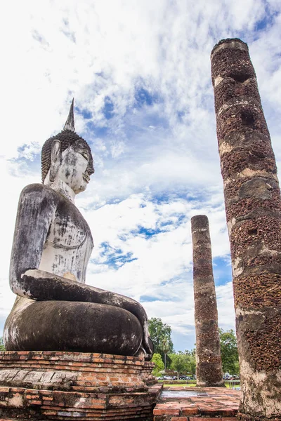 Antigua imagen buda en Wat Mahathat, parque histórico de Sukhothai —  Fotos de Stock