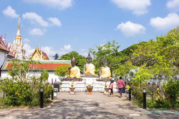 Drie Boeddhabeeld op Wat Phra Borommathat Chaiya Worawihan, een oude tempel in Chaiya district, Surat Thani provincie, Zuid Thailand. — Stockfoto