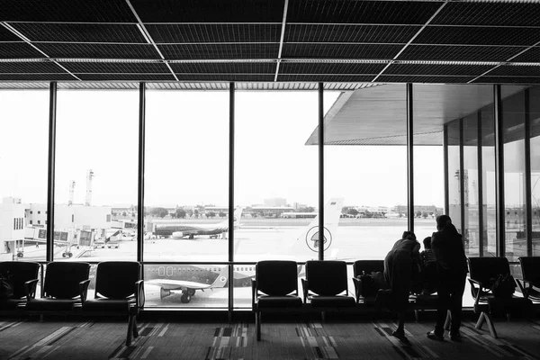 Mensen reizen op luchthaven; te wachten op het vliegtuig instappen poorten. — Stockfoto