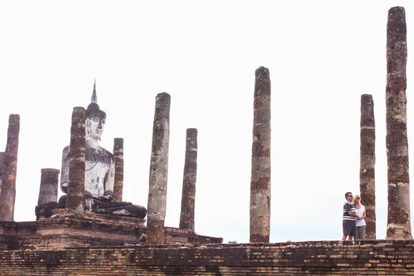 Viajes turísticos en la vieja imagen buddha en Wat Mahathat, parque histórico de Sukhothai, Sukhothai Tailandia —  Fotos de Stock