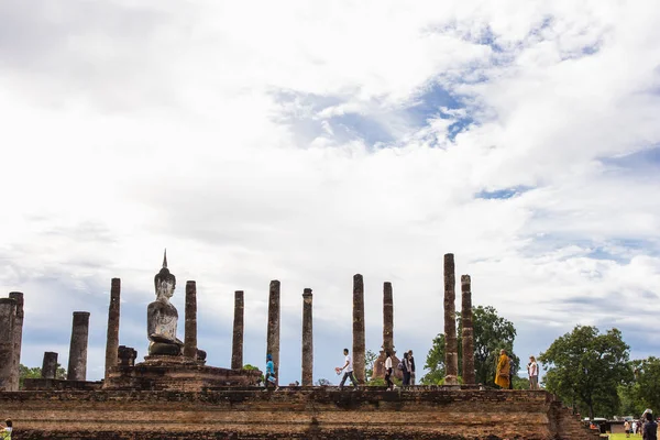 Viajes turísticos en la vieja imagen buddha en Wat Mahathat, parque histórico de Sukhothai, Sukhothai Tailandia —  Fotos de Stock