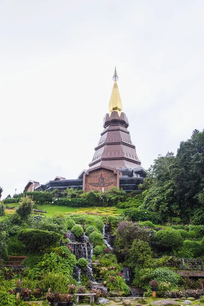 舍利塔帕玛哈泰寺 Naphamethanidon 在茵他侬 泰国最高山 在一个美丽的花园 — 图库照片