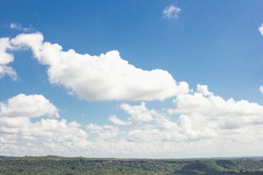Yukarıda arka plan bulutlu gökyüzü güzel dağ manzaralı.
