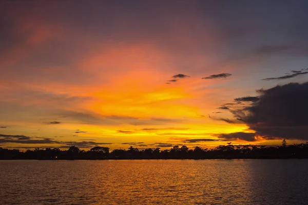Hermosa Puesta Sol Viva Sobre Lago Tailandia — Foto de Stock