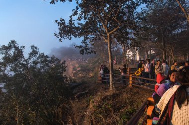 Turistler, Tayland 'daki Khao Phra Wihan Ulusal Parkı' ndaki Pha Mor E-Dang 'da güneşin doğuşunu seyrediyorlar.