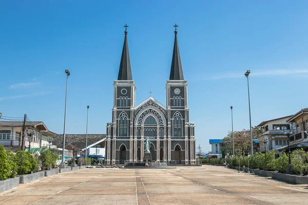 人们前往泰国昌塔布里的天主教教堂参观. — 图库照片
