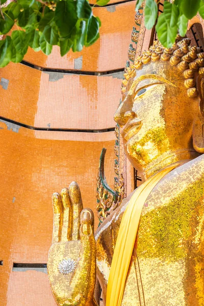 Gran estatua de buddha de oro en la provincia de Kanchanaburi, Tailandia.. —  Fotos de Stock