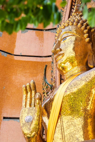 Grande estátua de ouro buddha na província de Kanchanaburi, Tailândia. — Fotografia de Stock