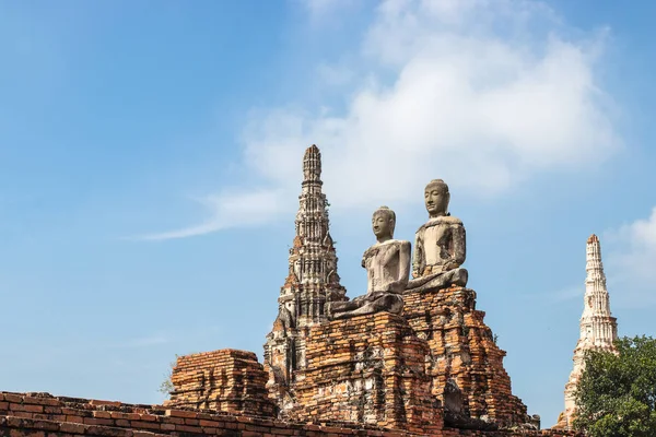 O templo de Wat Chaiwatthanaram é um dos templos mais impressionantes de Ayutthaya . — Fotografia de Stock